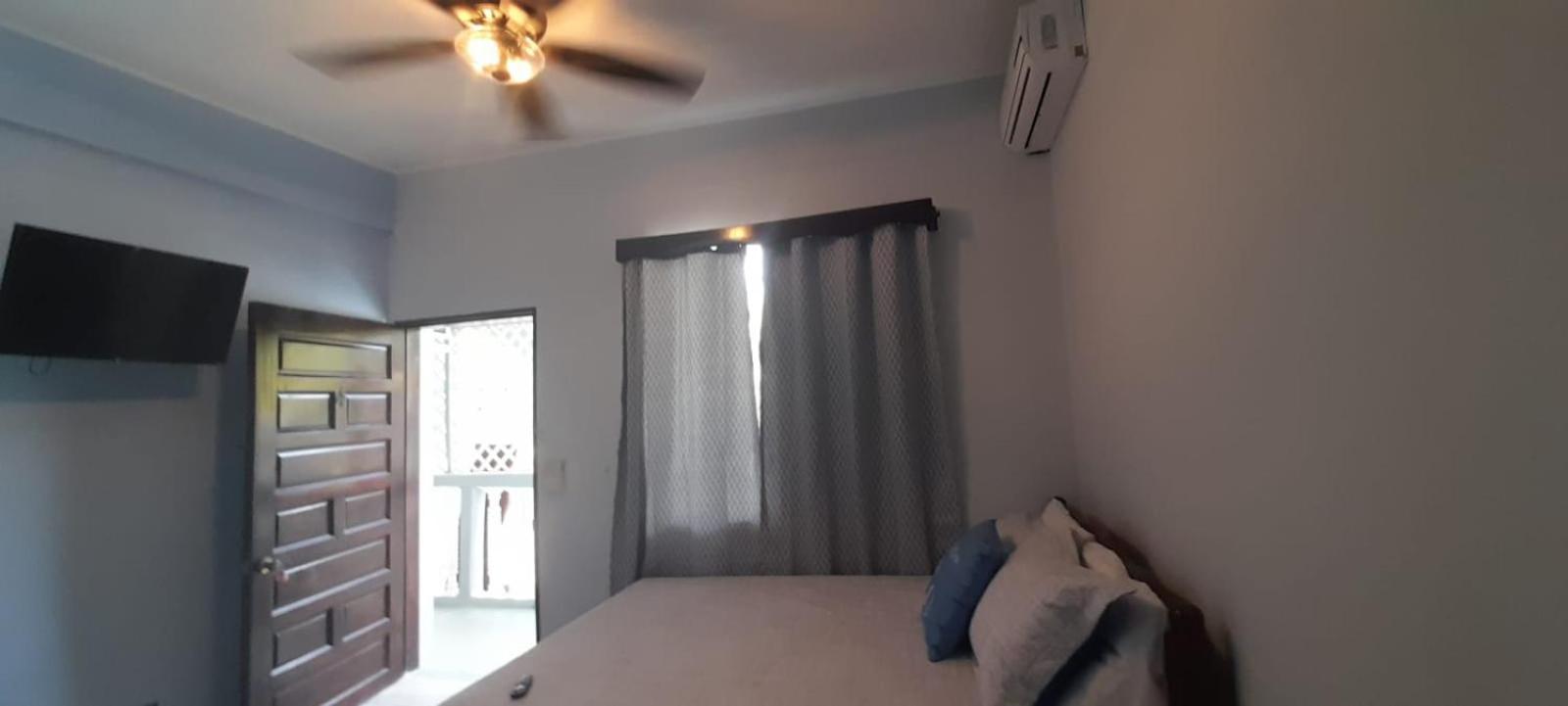 Serenade Hotel Placencia Extérieur photo