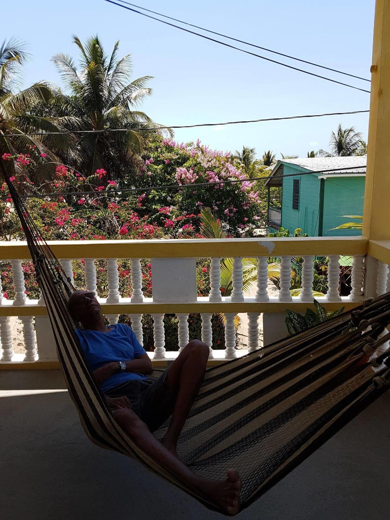 Serenade Hotel Placencia Extérieur photo